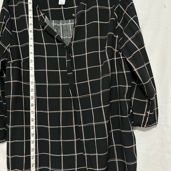 Liz Claiborne blouse with v neck - Picture 3 of 9